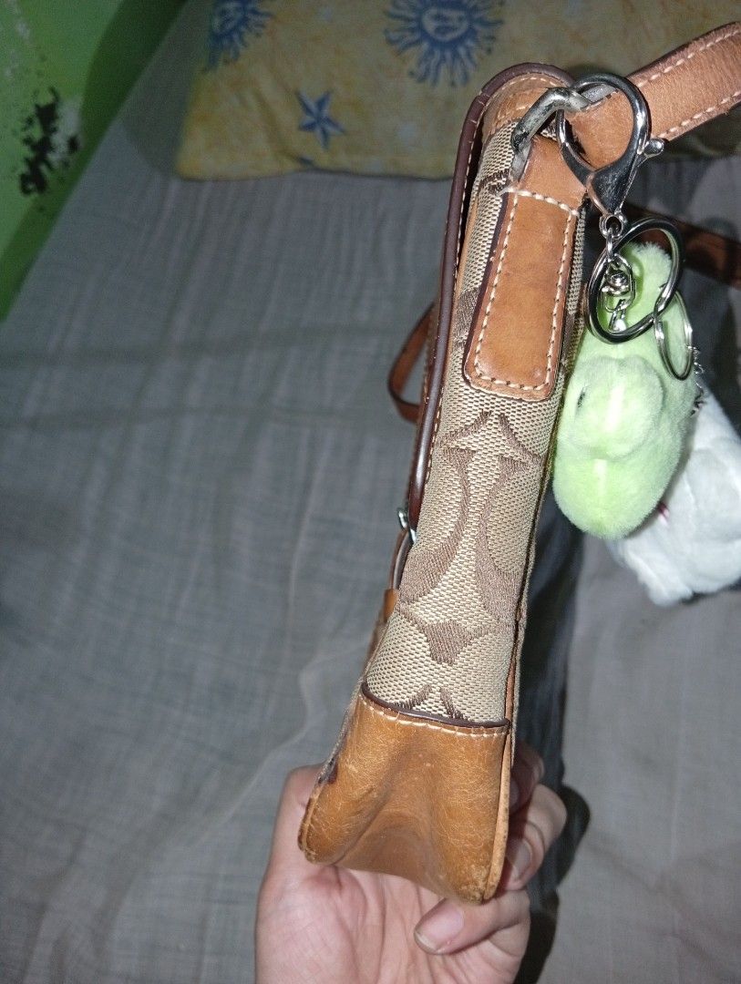 Coach Vintage Camera Bag (Category: Cross-body Bags) located in Manila. Submitted by hermosa_la_tienda (Listing ID 1469866383, Image 3). Description: honest issues: water marks ,rubs at cracks sa strap kasi vintage na siya marami na siyang pinag daanan sa buhay brought this sa japan surplus ng 1500 pesos .. selling low .. mawala lang siya sa paningin ko .. good pang harabas na lang.. bawal sa maarte at maselan PM FOR MORE PHOTOS Authentic po ito 