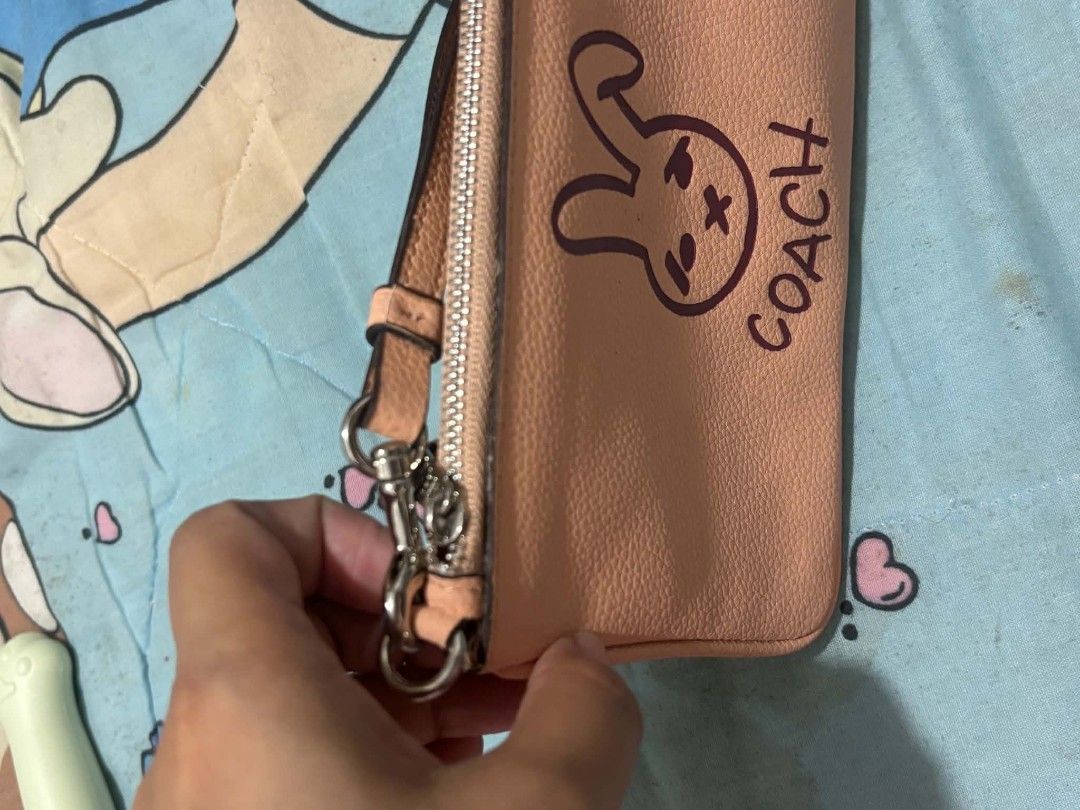 coach wrist wallet (Category: Wallets & Card holders) located in Cavite. Submitted by swiftfish_2c26c0 (Listing ID 1469914943, Image 2). Description: .