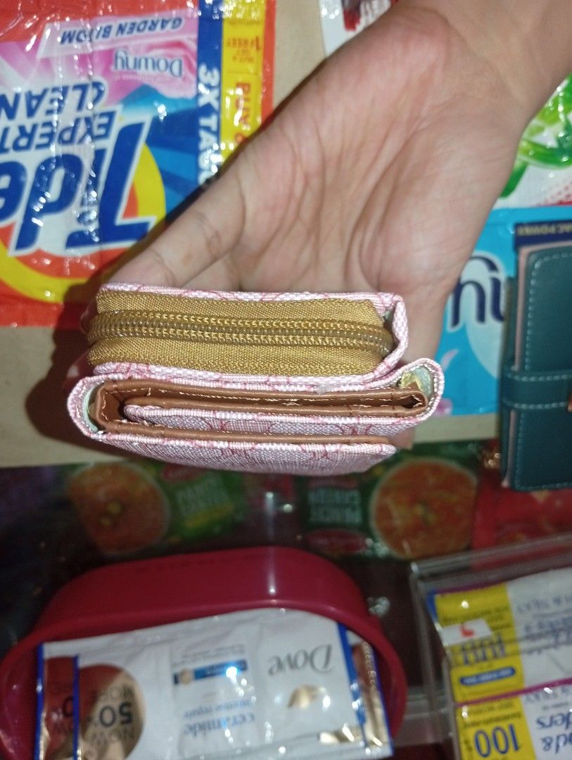 Coaching Inspo Fashion Wallet (Category: Wallets & Card holders) located in Manila. Submitted by hermosa_la_tienda (Listing ID 1469789178, Image 2). Description: brand new never been used binili sa divisoria ,tira sa retail PHP 200 + SF 📍Cabuyao Laguna.
