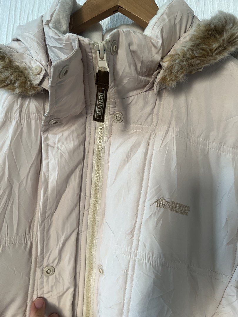 Colorado winter Puffer jacket (Category: Coats, Jackets and Outerwear) located in Amadeo. Submitted by mavmadel (Listing ID 1469861383, Image 3). Description: -medium size -like new with minimal flaw -may maliit na peel ng fabric , hindi tagos Loc: cavite.