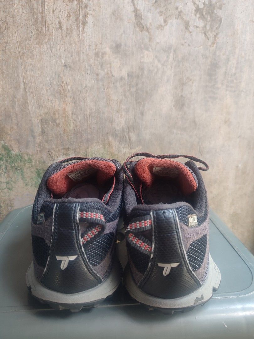 Columbia Conspiracy Titanium OutDry (Category: Hiking & Camping) located in Leyte. Submitted by jeromealar77079 (Listing ID 1469767611, Image 3). Description: minimal issue last 2 pics makapal pa yung outsole.