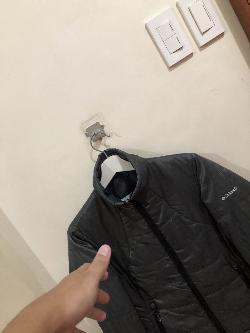 Columbia Gray Jacket (Category: Coats, Jackets and Outerwear) located in Oas. Submitted by alithrifthunter (Listing ID 1469947225, Image 3). Description: .