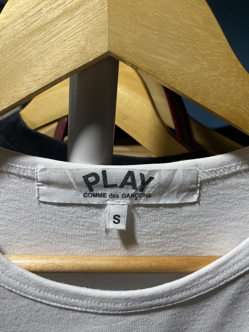 Comme Des Garcon Play (Category: Luxury Apparel) located in Munoz. Submitted by brazziwardrobe (Listing ID 1469907356, Image 3). Description: Length:27 inches Width: 19 inches Excellent Condition Color rate:9.8/10 Negotiable Dm to Purchase 💌 📍Nueva Ecija .