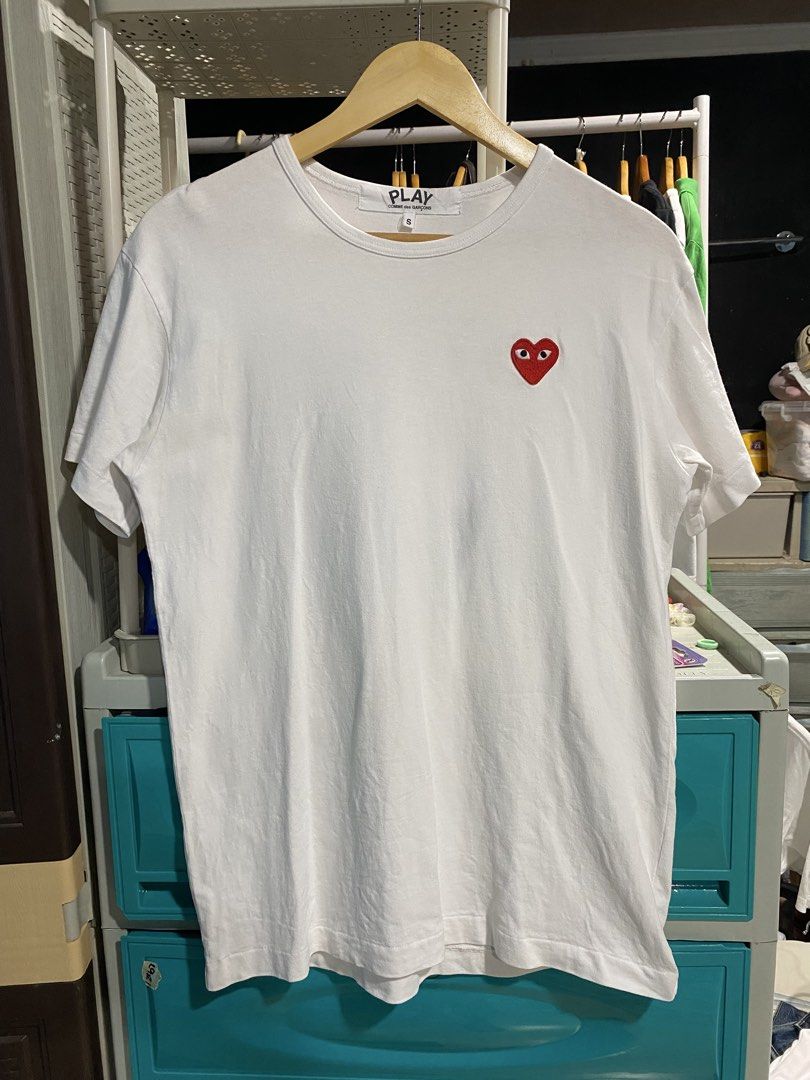 Comme Des Garcon Play (Category: Luxury Apparel) located in Munoz. Submitted by brazziwardrobe (Listing ID 1469907356, Image 1). Description: Length:27 inches Width: 19 inches Excellent Condition Color rate:9.8/10 Negotiable Dm to Purchase 💌 📍Nueva Ecija .