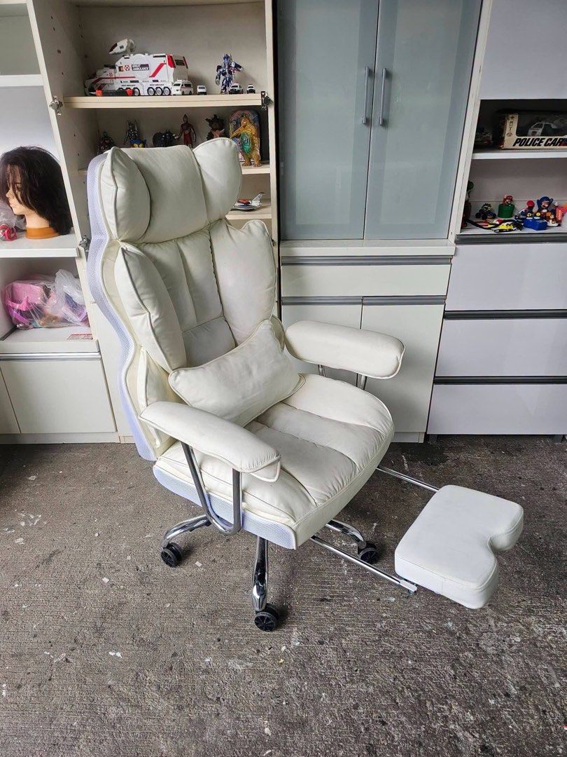 Computer Chair (Category: Chairs) located in Quezon City. Submitted by ledamadel (Listing ID 1469842467, Image 3). Description: Computer Chair (Leather) ✔️L-30 H-21/50 W-26 inches 📐 ✔Scratches As-is w/ Stain! 👌 Location: 40 Aplaya St Napocor Vill. Tandang Sora Quezon City. For inquiry please Pm us or Call. 09066885859 Please like our page thanks! 👇👇👇👇 KMA O’shop #japansurplus #kmaoshop #kahoydehapon.