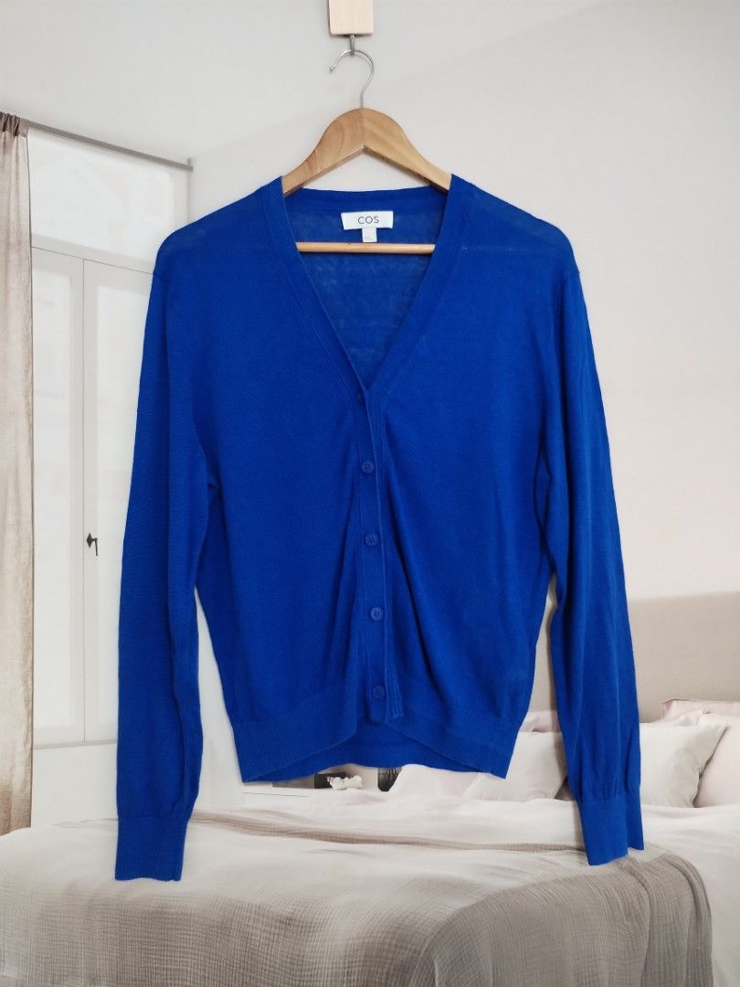 Cos light knit blazer (Category: Coats, Jackets and Outerwear) located in Lucena. Submitted by styleddsc (Listing ID 1469774963, Image 2). Description: .