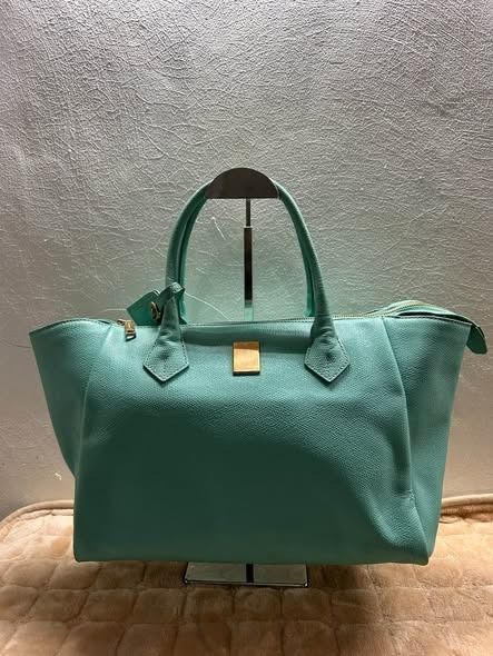 COURONNE HANDBAG (Category: Shoulder Bags) located in Caloocan City. Submitted by j3ngsanity (Listing ID 1469905967, Image 1). Description: ISSUE : MISSING SLING FRESH CONDI PA.