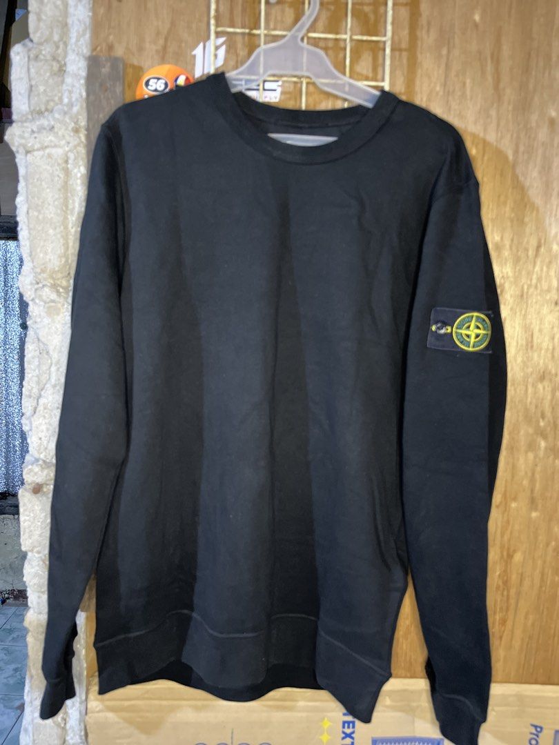 Cp company (Category: Activewear) located in Caloocan City. Submitted by style_hoods (Listing ID 1469868699, Image 1). Description: Sweatshirt stone island Size medium Color black Excellent condition .