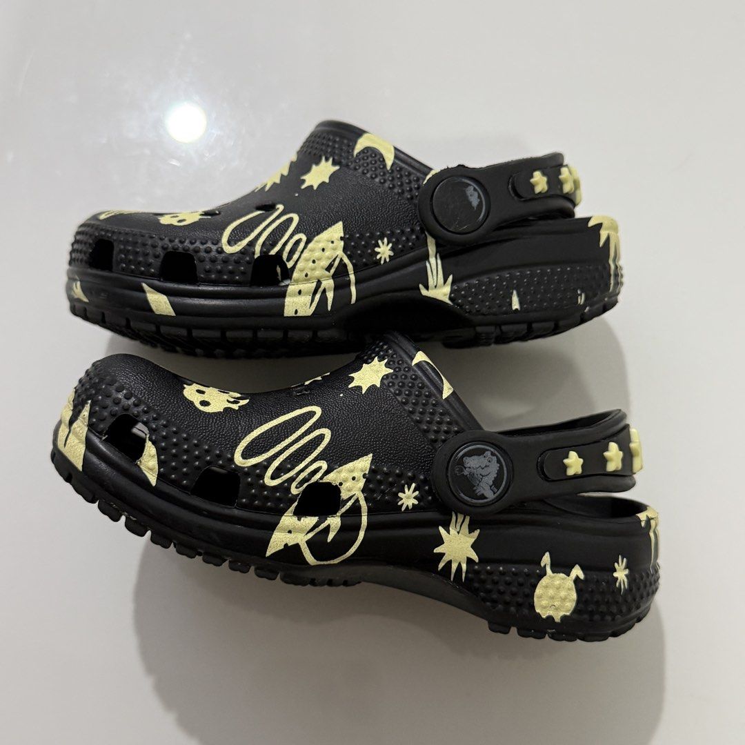 Crocs Glow in the Dark Space Print Clogs (Category: Babies & Kids Fashion) located in Tagum. Submitted by gdcsr (Listing ID 1469805837, Image 2). Description: Size: C8 Purchased from Crocs Kuwait Logo are faded due to usage.
