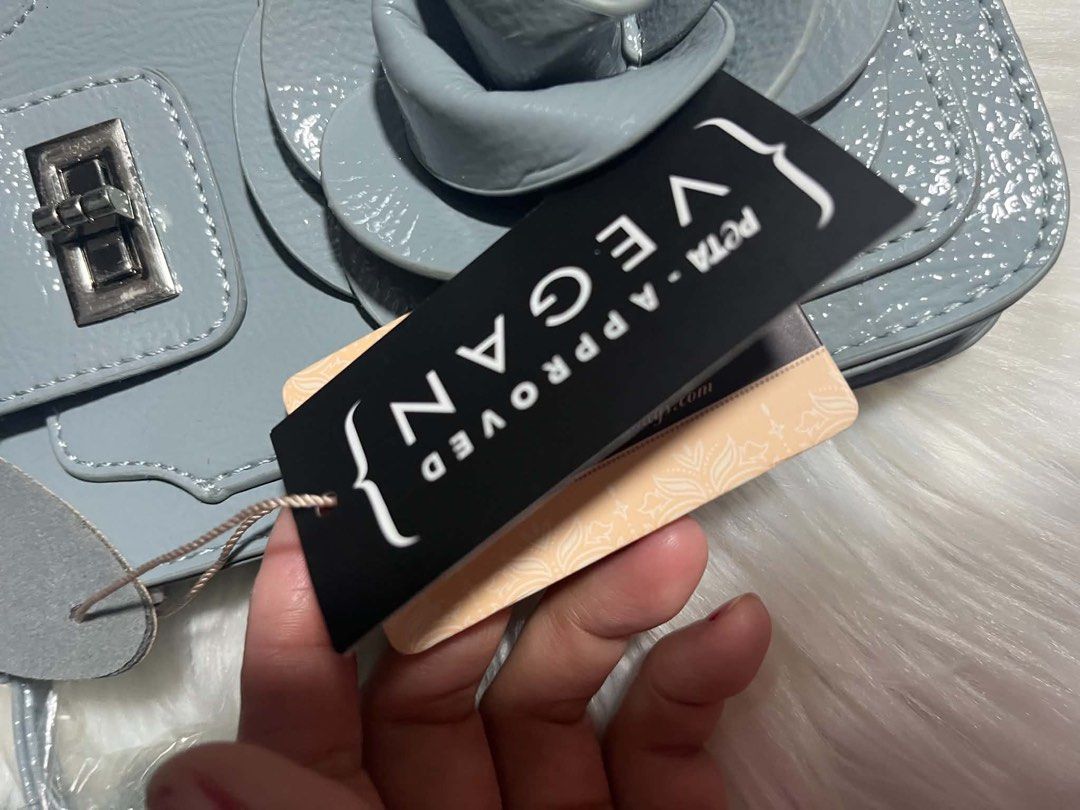 Crossbody phone bag (Category: Cross-body Bags) located in Caloocan City. Submitted by trebdy01 (Listing ID 1469922518, Image 2). Description: Mellow world rosali touchscreen crossbody phone bag.