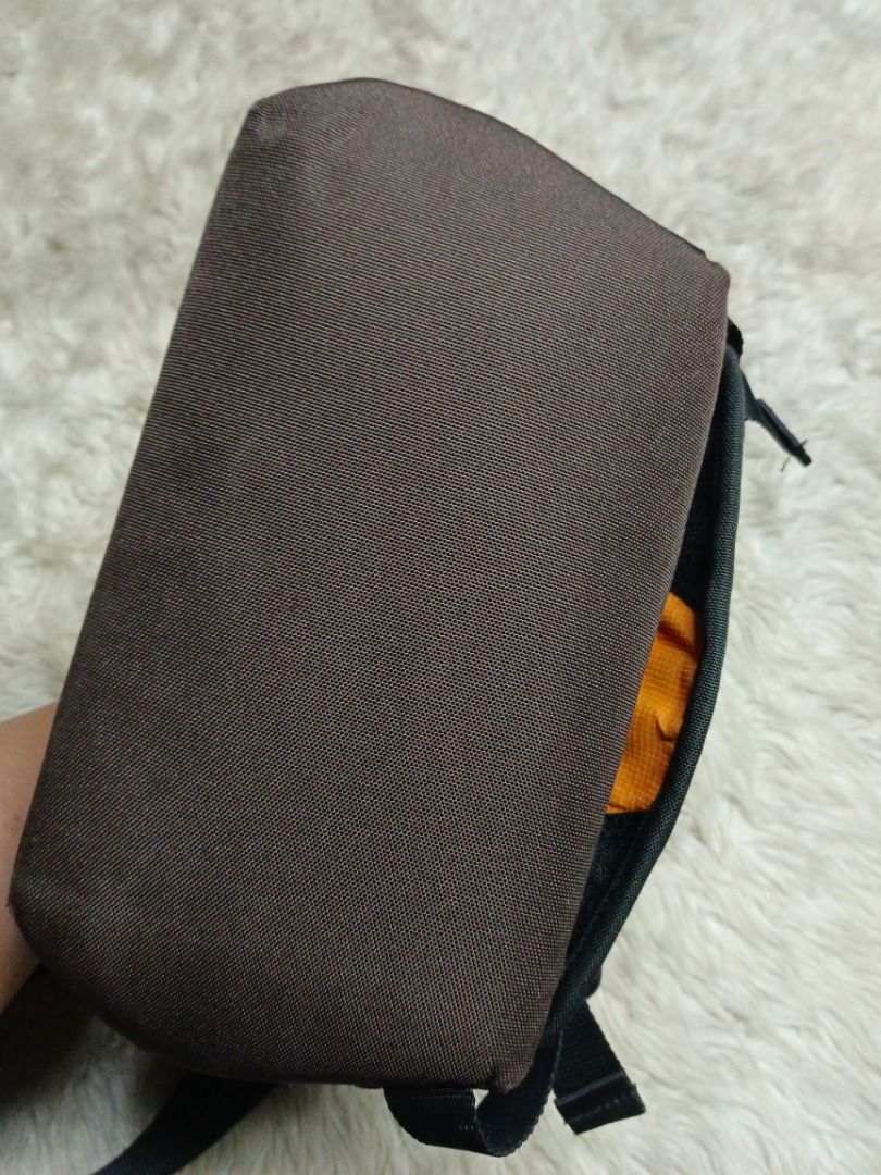 Crumpler Million Dollar Home Camera Shoulder Bag (Category: Camera Bags & Carriers) located in Panabo. Submitted by assrtdph (Listing ID 1469834851, Image 3). Description: - Rugged, weather-resistant nylon canvas with a soft, high-visibility orange interior lining. - Designed to protect DSLR, mirrorless cameras, lenses, and photo accessories using configurable interior hook-and-loop (velcro) dividers.