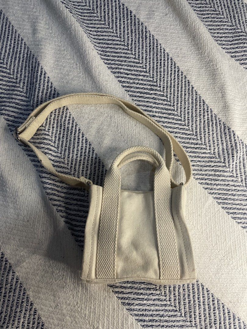 Cute Small H&M Beach Bag (Category: Beach Bags) located in Manila. Submitted by tuff.findz (Listing ID 1469923146, Image 1). Description: .