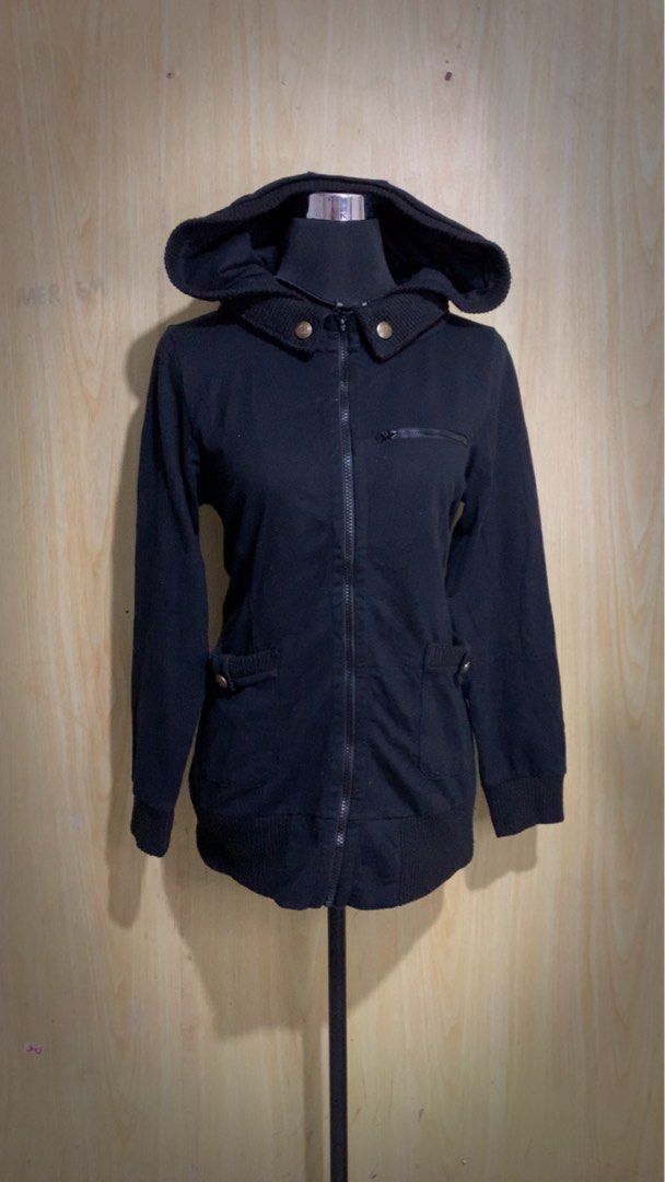 Cutie blond (Category: Coats, Jackets and Outerwear) located in Aloran. Submitted by cowskin_927 (Listing ID 1469905429, Image 1). Description: Japan brand Size medium 20 x 27 * no puller buth still working .