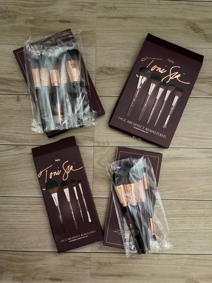 Dala x Toni Sia Collab Makeup Brushes with pouch (Category: Makeup) located in Angeles City. Submitted by mistyves (Listing ID 1469864690, Image 1). Description: Toni Sia x Dala Makeup Brushes Set — removed na yung cap sa isang brush! 2 brushes barely used, all brushes have been cleaned .