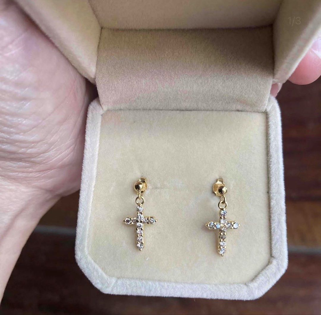 Dangling Diamond Cross Earrings (Category: Earrings) located in Santo Tomas. Submitted by mightypenguin_db692f (Listing ID 1469936198, Image 2). Description: Natural diamonds 18k YG .