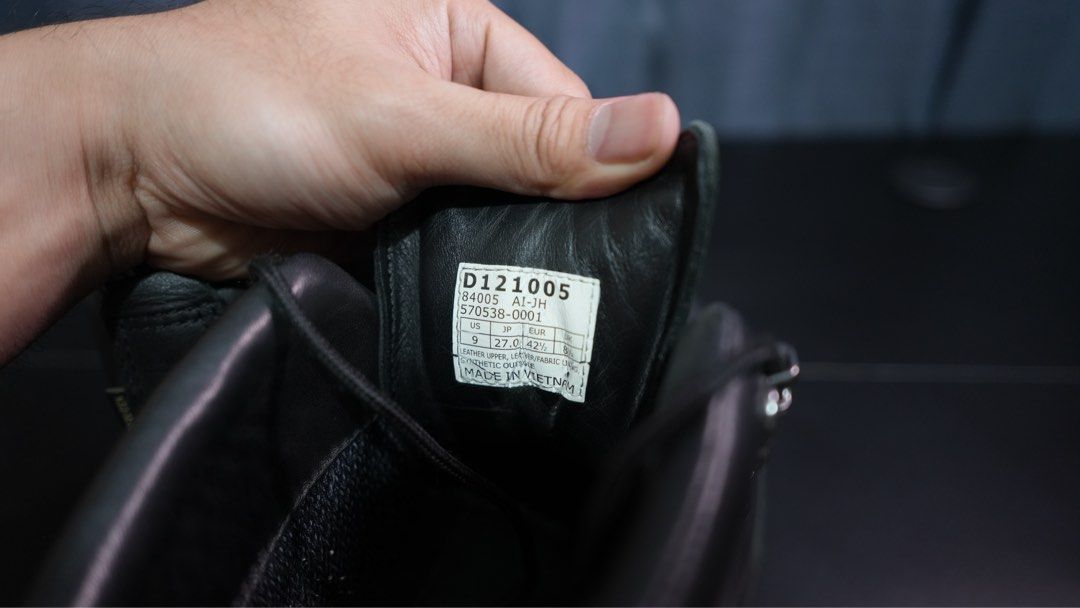 Danner Mountain Light GORE-TEX Leather Black BootsSize US 9 (Category: Boots) located in Manila. Submitted by mackyle (Listing ID 1469844878, Image 3). Description: - Brand/Model: Danner Hiking Boots Goretex - Size: US 9 / JP 27.0 / EUR 42.5 - Material: Premium black leather - Hardware & Soles: Metal D-ring lace hooks and durable Vibram lug outsoles - Condition: Minor scuffing on the left toe box; soles have light dirt with strong remaining tread