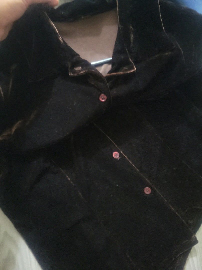 Dark Brown Velvety Top. As new (Category: Blouses) located in Los Banos. Submitted by lopecruz (Listing ID 1469867796, Image 3). Description: 19"armpit lajd flat 22"length S-M Like new, no flaws.