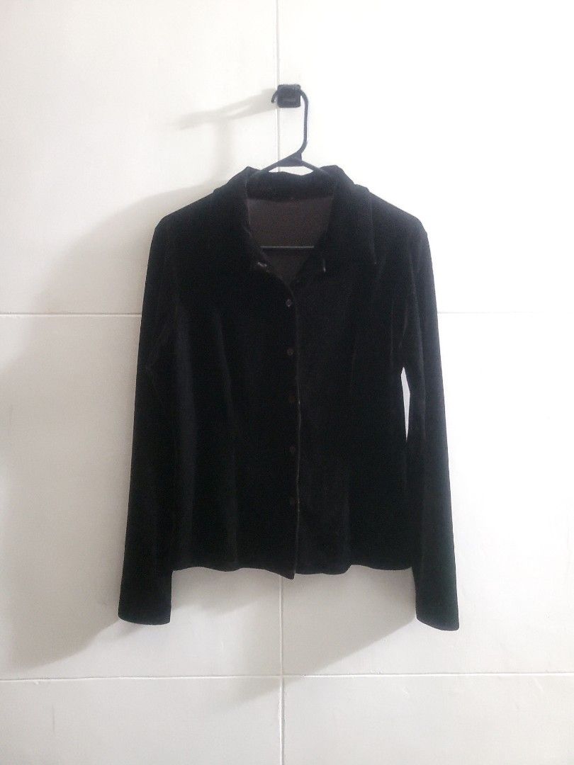 Dark Brown Velvety Top. As new (Category: Blouses) located in Los Banos. Submitted by lopecruz (Listing ID 1469867796, Image 2). Description: 19"armpit lajd flat 22"length S-M Like new, no flaws.