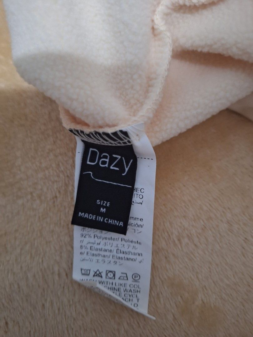 Dazy Long Sleeve Fleece Sweater Size M (Category: Longsleeves) located in Paranaque City. Submitted by ellech16 (Listing ID 1469834285, Image 2). Description: - Brand: Dazy - Size: M - Color: Soft cream / pale pink - Material: 92% polyester, 8% elastane (super cozy thermal inner fabric) - Style: Crew neck, plain design - Condition: Great staple piece for cooler days - Origin: Made in China.