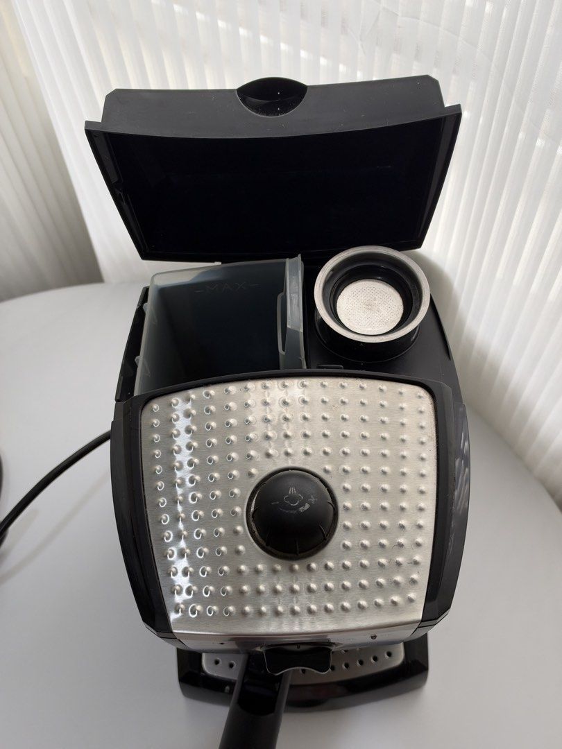DeLonghi Espresso Machine (Category: Coffee Machines & Makers) located in Quezon City. Submitted by itsyvrae (Listing ID 1469768382, Image 3). Description: .