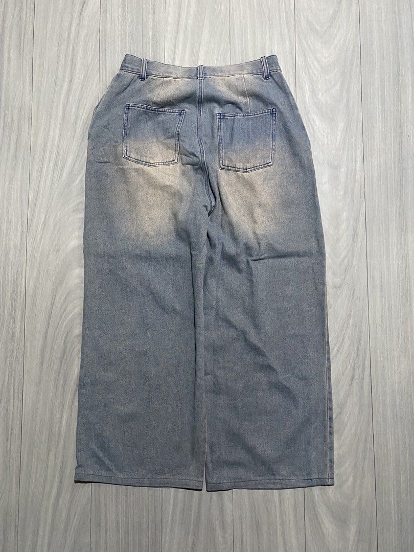 DENIM BAGGY PANTS LIGHTWASHED (Category: Jeans) located in Manila. Submitted by yonixx__ (Listing ID 1469849120, Image 2). Description: DIMENSION WAIST - 32 THIGH - 15 LENGTH - 40 LEG OPEN - 11.5.