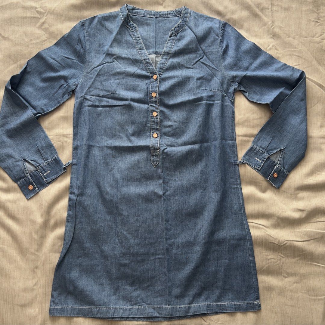 Denim Dress Button Front V-Neck Long Sleeve (Category: Dresses) located in Pasig City. Submitted by jenscloset86 (Listing ID 1469907227, Image 1). Description: EXCELLENT CONDITION! Size: MEDIUM • No belt included. Measurement: Shoulder: 15.5” Bust: 37” Length: 33” Sleeve: 23”.