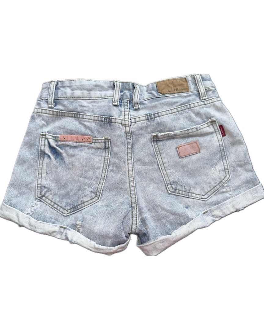 Denim Short (Category: Shorts) located in Bacoor. Submitted by pickedbykoko (Listing ID 1469791789, Image 2). Description: Waist: 28 inches Length: 10 inches Condition: Very Good Colors may appear slightly different depending on lighting and your screen. 🏷 ₱78.00 Code: K32.