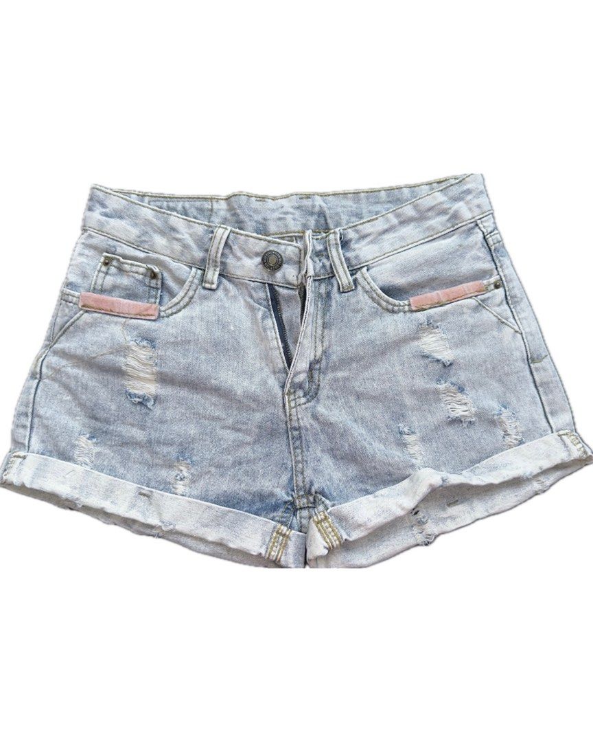 Denim Short (Category: Shorts) located in Bacoor. Submitted by pickedbykoko (Listing ID 1469791789, Image 1). Description: Waist: 28 inches Length: 10 inches Condition: Very Good Colors may appear slightly different depending on lighting and your screen. 🏷 ₱78.00 Code: K32.