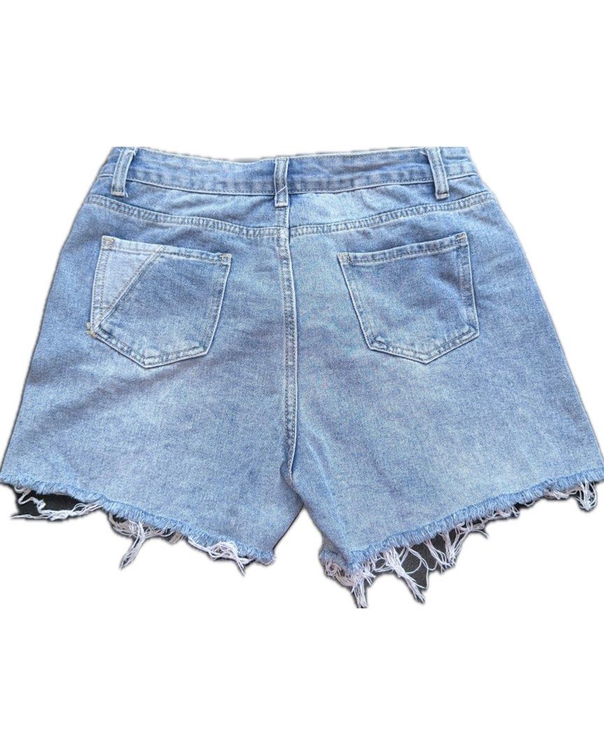 Denim Shorts (Category: Shorts) located in Bacoor. Submitted by pickedbykoko (Listing ID 1469789965, Image 2). Description: Brand: SR Waist: 28 inches Length: 13 inches Condition: Very Good Colors may appear slightly different depending on lighting and your screen. 🏷 ₱88.00 Code: K28.