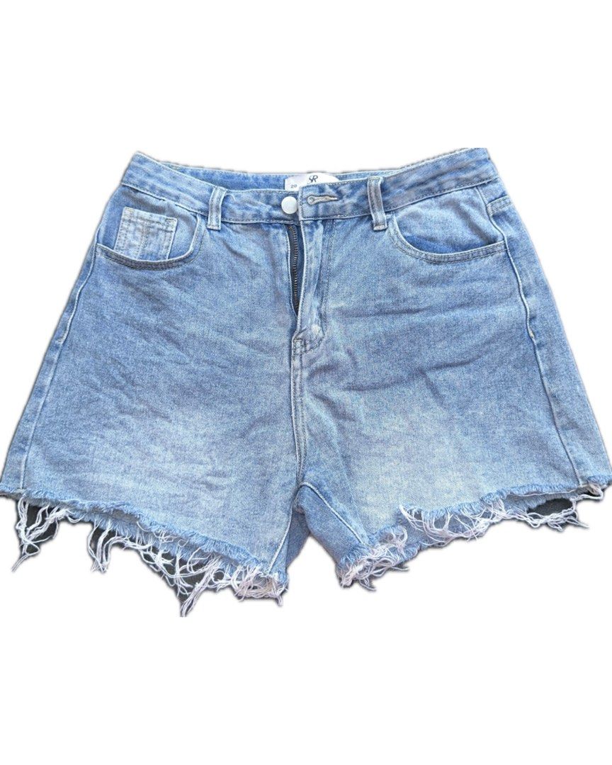 Denim Shorts (Category: Shorts) located in Bacoor. Submitted by pickedbykoko (Listing ID 1469789965, Image 1). Description: Brand: SR Waist: 28 inches Length: 13 inches Condition: Very Good Colors may appear slightly different depending on lighting and your screen. 🏷 ₱88.00 Code: K28.