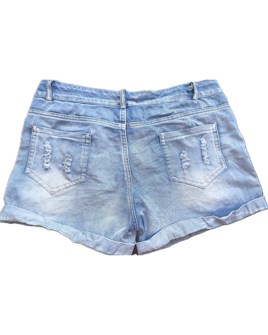 Denim Shorts (Category: Shorts) located in Bacoor. Submitted by pickedbykoko (Listing ID 1469790652, Image 2). Description: Waist: 32 inches Length: 11.5 inches Condition: Fair Flaws are shown in the 3rd and 4th pic Colors may appear slightly different depending on lighting and your screen. 🏷 ₱58.00 Code: K29.