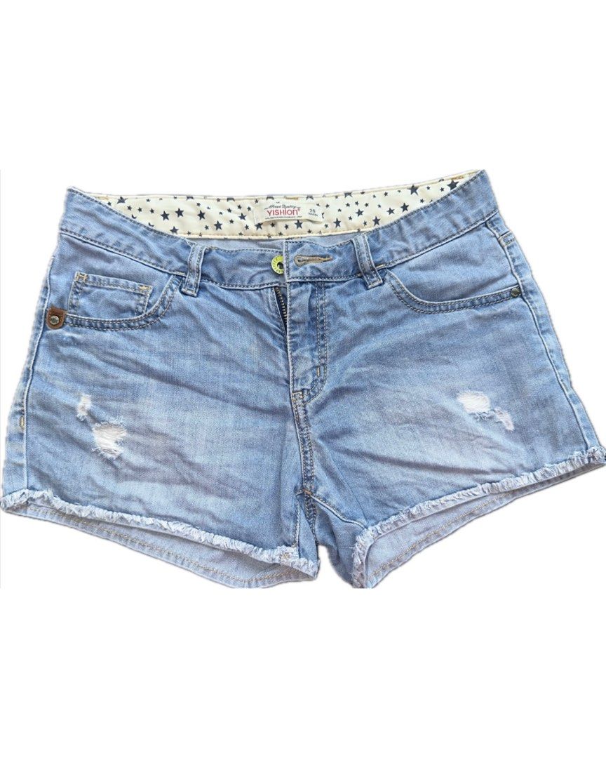 Denim Shorts (Category: Shorts) located in Bacoor. Submitted by pickedbykoko (Listing ID 1469792432, Image 1). Description: Waist: 30 inches Length: 10 inches Condition: Fair Flaws: stain is shown in the 3rd photo Colors may appear slightly different depending on lighting and your screen. 🏷 ₱68.00 Code: K34.