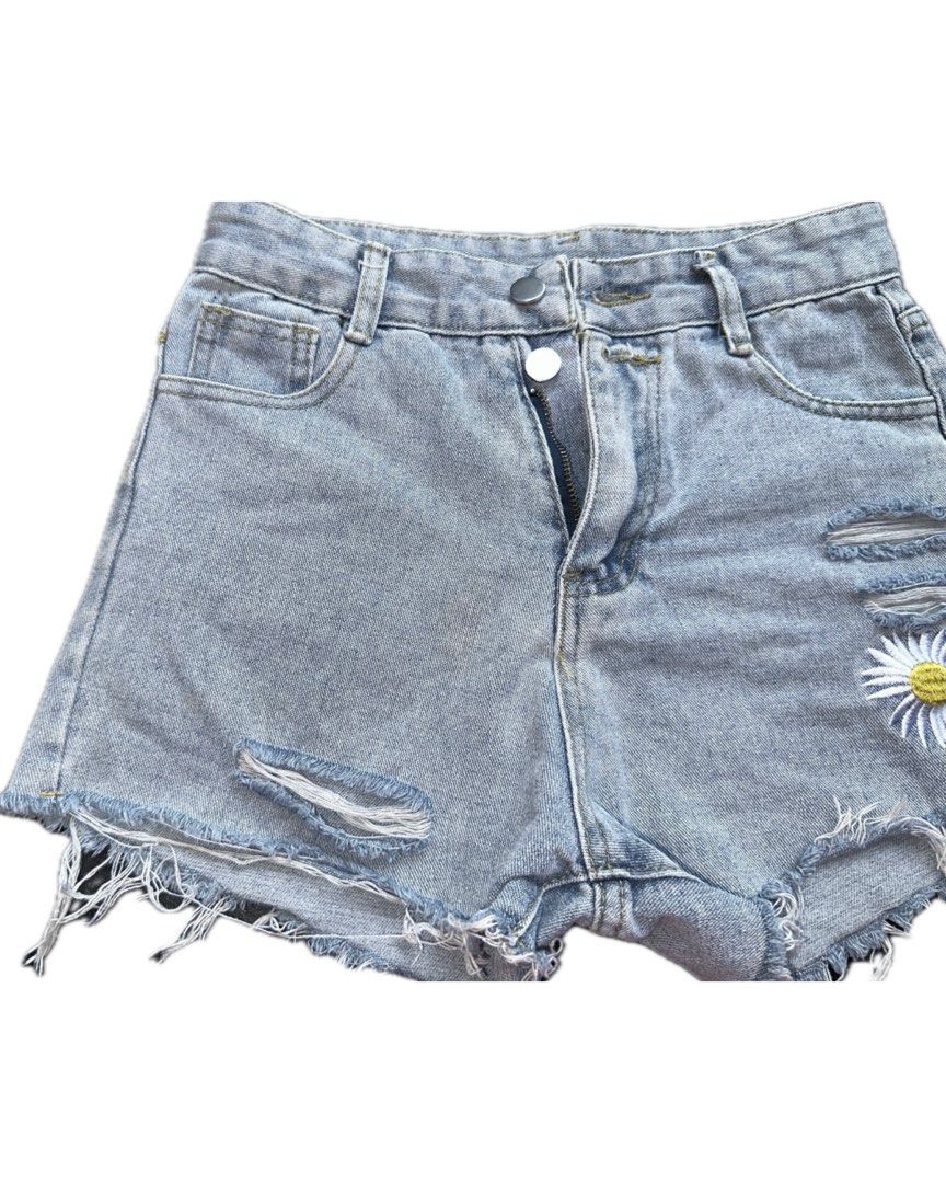 Denim Shorts with flower details (Category: Shorts) located in Bacoor. Submitted by pickedbykoko (Listing ID 1469791399, Image 3). Description: Waist: 26 inches Length: 12 inches Condition: Very Good Flaws: Stain is shown in the 3rd photo Colors may appear slightly different depending on lighting and your screen. 🏷 ₱78.00 Code: K31.