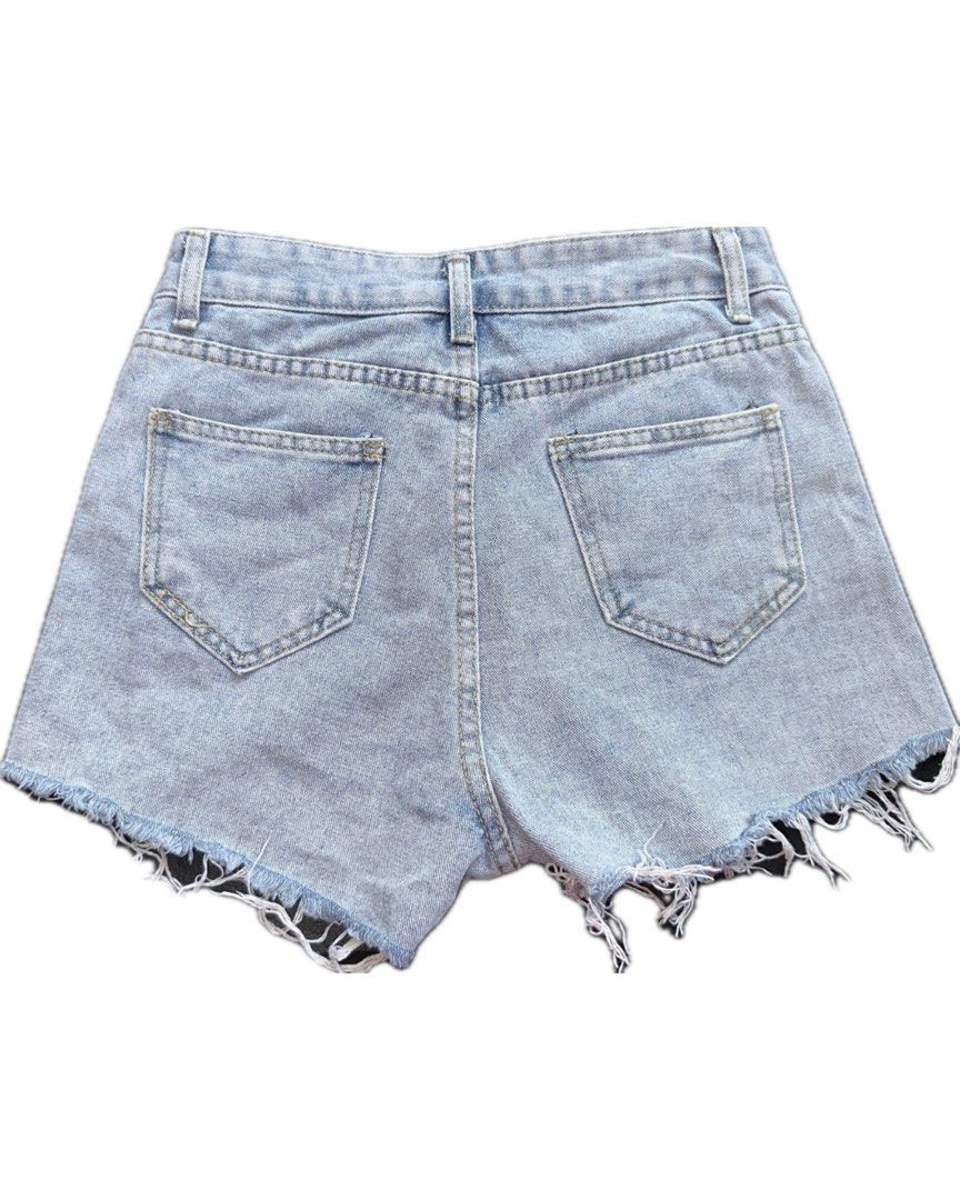 Denim Shorts with flower details (Category: Shorts) located in Bacoor. Submitted by pickedbykoko (Listing ID 1469791399, Image 2). Description: Waist: 26 inches Length: 12 inches Condition: Very Good Flaws: Stain is shown in the 3rd photo Colors may appear slightly different depending on lighting and your screen. 🏷 ₱78.00 Code: K31.