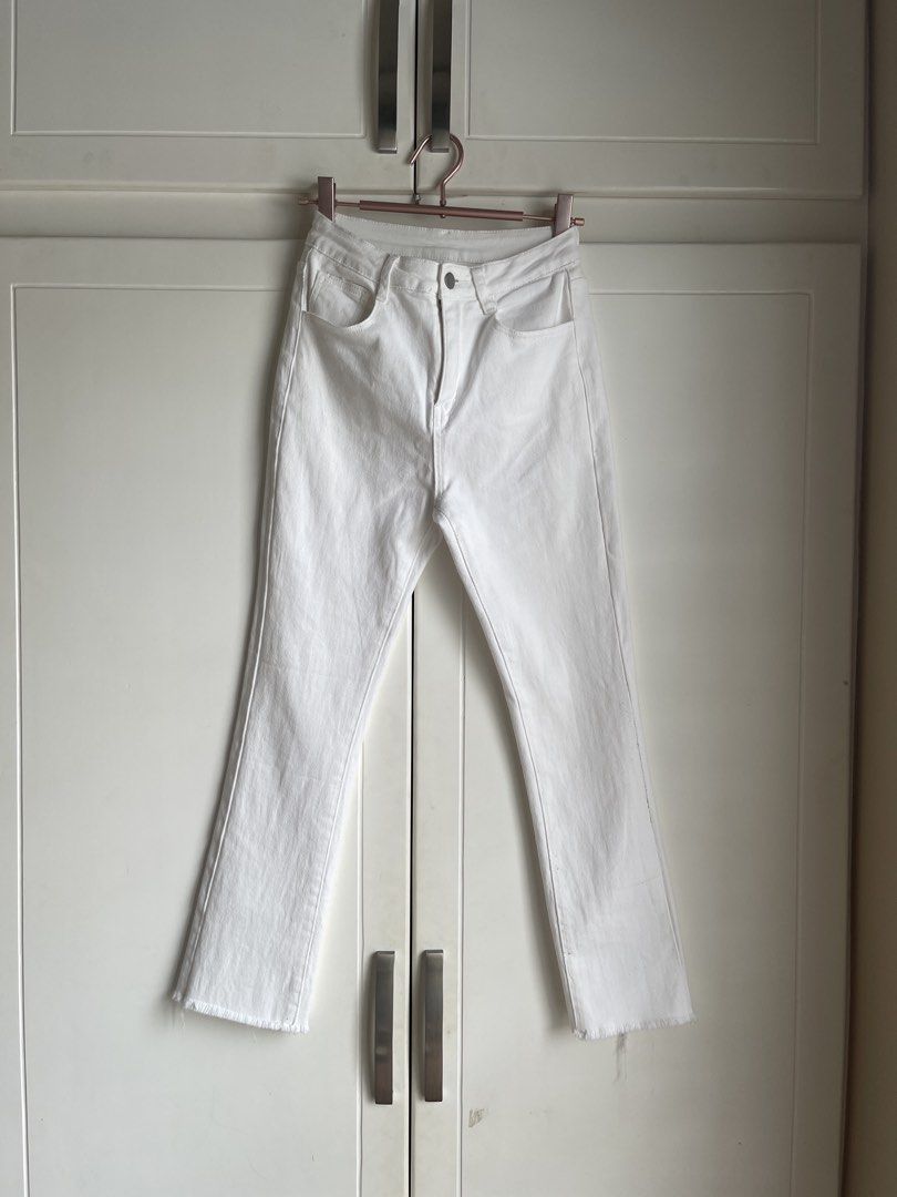 Denim White Skinny Pants (Category: Jeans) located in Malolos. Submitted by xoxoche_n (Listing ID 1469935009, Image 1). Description: Fits 25-28" waistline Has small *washable* stains (pls see 3rd and 4th slide).