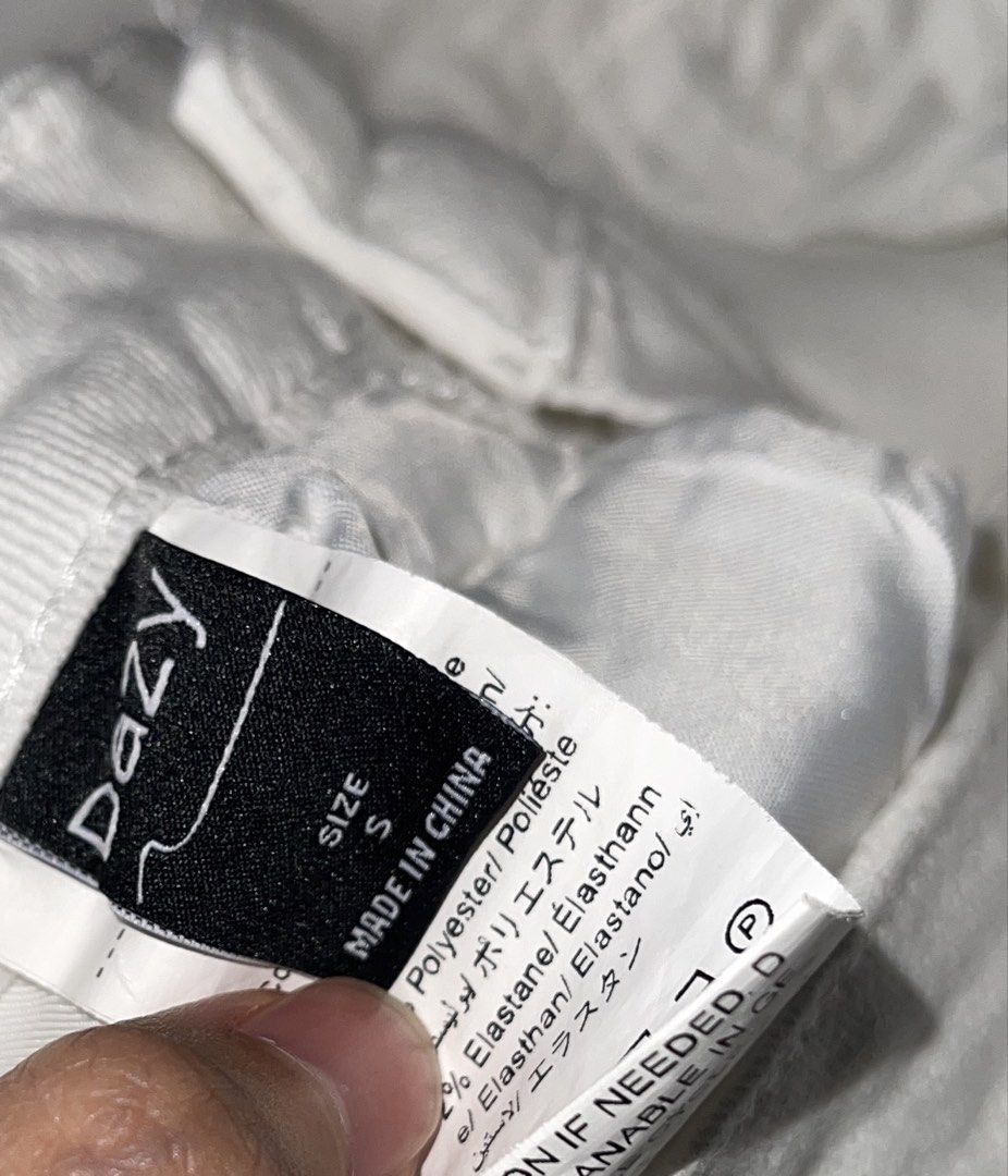 Denim White Skinny Pants (Category: Jeans) located in Malolos. Submitted by xoxoche_n (Listing ID 1469935009, Image 2). Description: Fits 25-28" waistline Has small *washable* stains (pls see 3rd and 4th slide).