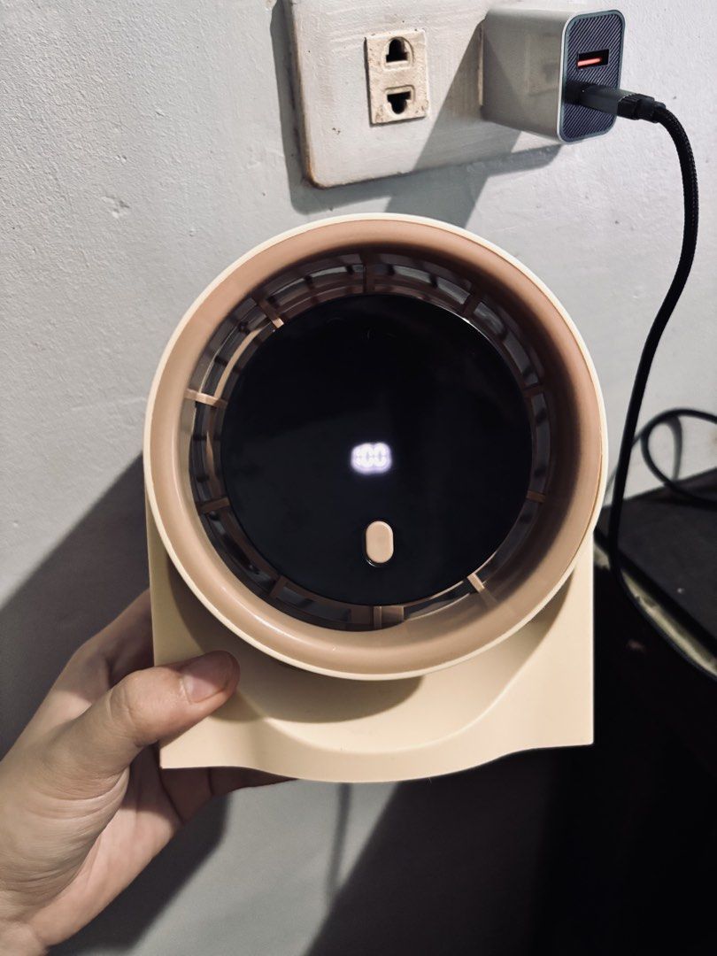 desk fan / used once only. rfs. duplicate order (Category: Fans) located in Caloocan City. Submitted by declutter.oli (Listing ID 1469923683, Image 1). Description: used only 2 hrs. rfs. niregaluhan ako ng boyfriend ko surprisedly ng kaparehas neto. .