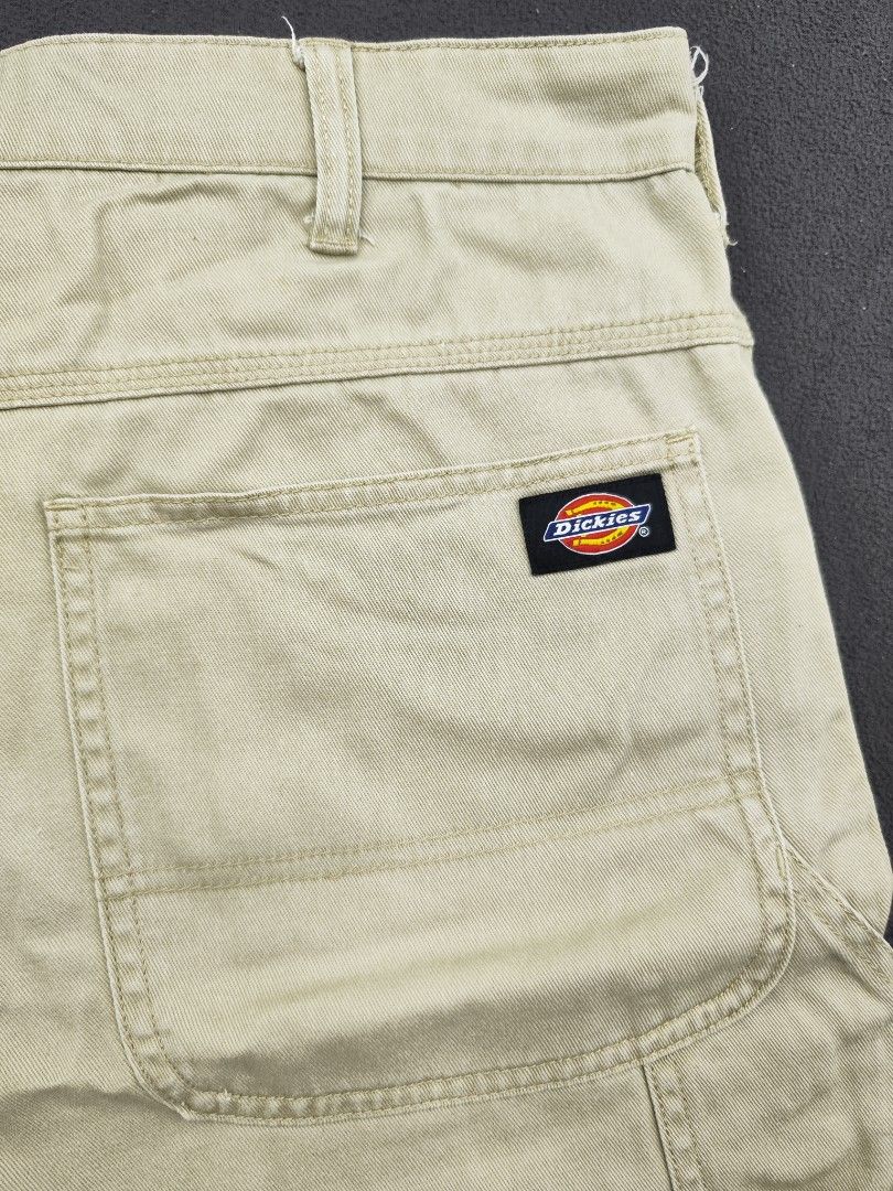 Dickies Carpenter Khaki Shorts (Category: Shorts) located in Bulacan. Submitted by emilj23 (Listing ID 1469781846, Image 2). Description: Dickies Carpenter Khaki Shorts Size 32 on tag L 18.5 W 32 Leg Hole 11 Condition 9.5/10 Color rate 9.5/10 No Issue.
