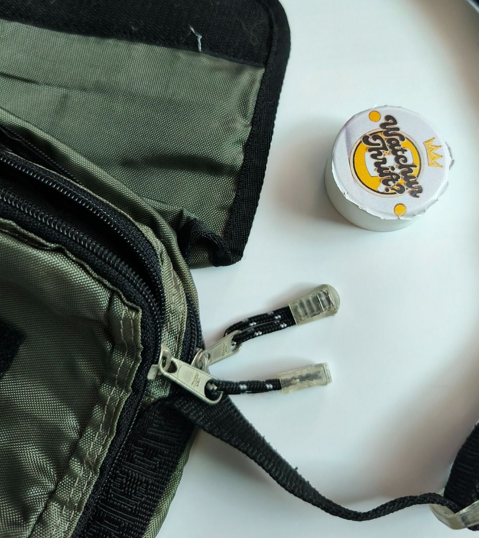 Dickies Logotape Square Shoulder Bag / Mini Messenger Bag (Category: Sling Bags) located in Manapla. Submitted by gentleturtle_3dc683 (Listing ID 1469920900, Image 3). Description: Dickies Logotape Square Shoulder Bag / Mini Messenger Bag 💵 ₱ 479 📏 Size: 9 x 10 ½ 🎨 Color Rate: 9.5 /10 or better ✨ Condition: Great Pre-loved thrifted item. 💬 Message us for inquiries!.