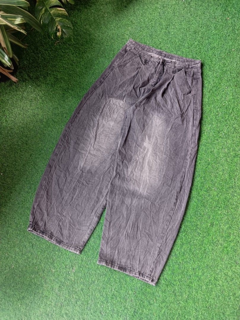 Dimitri Black Balloon Jeans (Category: Jeans) located in Davao. Submitted by karlito. (Listing ID 1469778468, Image 1). Description: Waist 32 Length 43 Hem 10.5 Thigh 15.5.
