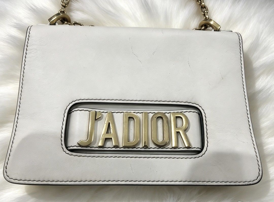 dior bag (Category: Cross-body Bags) located in Iloilo. Submitted by khonz (Listing ID 1469769399, Image 1). Description: no flaw.