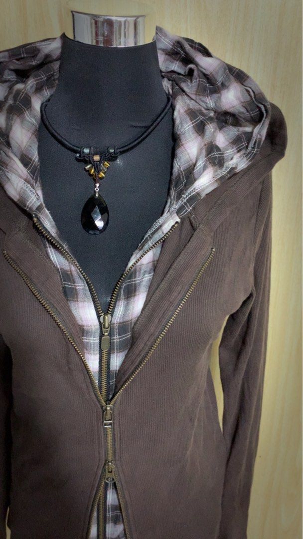 Dish layered jacket (Category: Coats, Jackets and Outerwear) located in Aloran. Submitted by cowskin_927 (Listing ID 1469904796, Image 3). Description: Dish layered jacket Size medium No flaws 18 x 26.