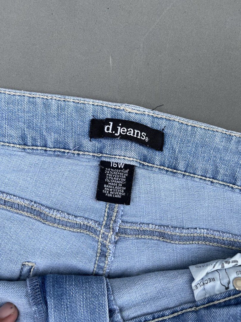 DJEANS DENIM SHORT (Category: Shorts) located in Quezon City. Submitted by kentstuff (Listing ID 1469904867, Image 3). Description: DJEANS Waist: 38-44 Length: 20 Leg opening: 10 Condition: Excellent CR: 9/10 Issue: ❌ DISCLAIMER: This is a thrifted item. All brands, logos, and trademarks belong to their rightful owners. We’re here to rehome great pieces — no brand affiliation intended.