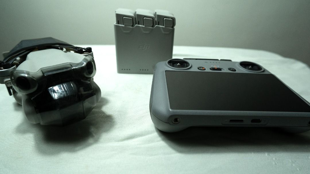 DJI Mini 4 Pro Fly More Combo (Category: Drones) located in Quezon City. Submitted by wildcoyotepictures (Listing ID 1469875267, Image 2). Description: Slightly Used Bought April 5 2025 Total Flight Time: 11 hours Complete with Box What's in the Box: • DJI Mini 4 Pro × 1 • DJI RC 2 Remote Controller × 1 • Intelligent Flight Battery Plus × 3 • Spare Propellers (Pair) × 3 • Screws × 18 • Screwdriver× 1 • Two-Way Charging Hub × 1 • Shoulder Bag × 1 