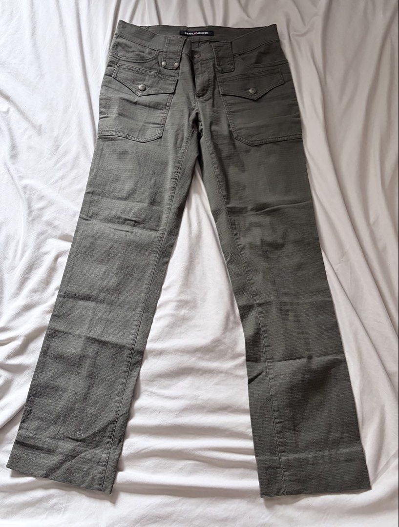 DKNY Jeans Green Cargo Pants Size 7 (Category: Jeans) located in Quezon City. Submitted by angelajuliet__ (Listing ID 1469765731, Image 2). Description: - Brand: DKNY Jeans - Size: 7 - Material: 98% cotton, 2% spandex for a slight stretch - Color: Green with textured fabric throughout - Fit: Mid-rise with zip fly and button closure - Details: Multiple utility pockets with button flaps on front and legs - Style: Great casual everyday wear.