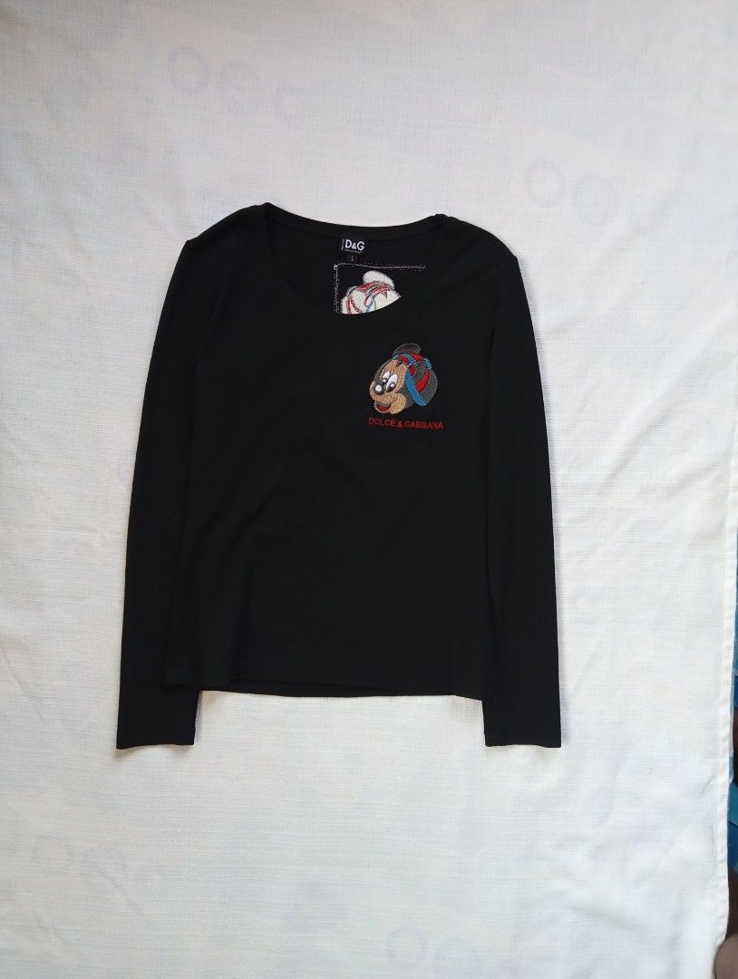 Dolce and Gabbana mickey mouse longsleeve (Category: Longsleeves) located in Bagabag. Submitted by thrift_stories96 (Listing ID 1469919399, Image 2). Description: Dolce and Gabbana mickey mouse longsleeve Large on tag fits medium Length - 22 Width - 16.5 stretch up to 18 Condition - excellent Color and cloth - 9.5/10 No flaw.