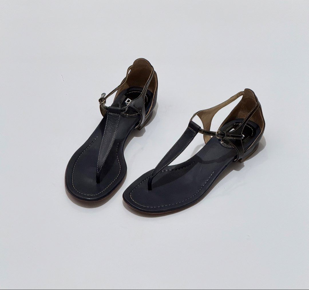 Dolce&Gabbana flats (Category: Flats & Sandals) located in Quezon City. Submitted by byuklph (Listing ID 1469927433, Image 2). Description: Authentic💯 Size36.5/23cm🦋 Excellent condition .