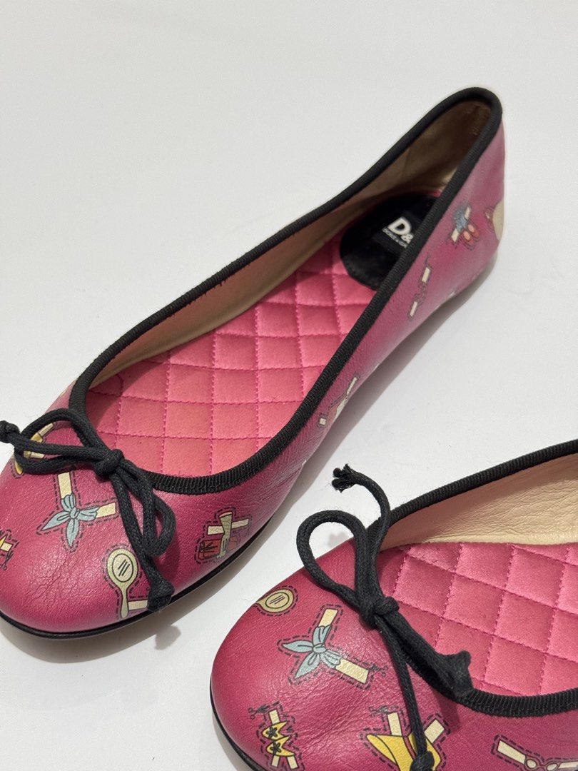 Dolce&Gabbana flats (Category: Flats & Sandals) located in Quezon City. Submitted by byuklph (Listing ID 1469927587, Image 2). Description: Authentic💯 Size36/23cm🦋 Excellent condition .