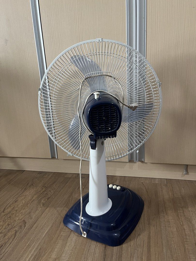 Dowell desk fan blue and white (Category: Fans) located in Taguig. Submitted by albm.business (Listing ID 1469920707, Image 3). Description: - Brand: Dowell - Color: Dark blue and white - Blades: 3 translucent blue blades - Controls: 3 speed buttons with separate off switch - Plug: Standard two-prong plug with long white cord - Condition: needs fixing. di po umiikoy pag sinaksak.