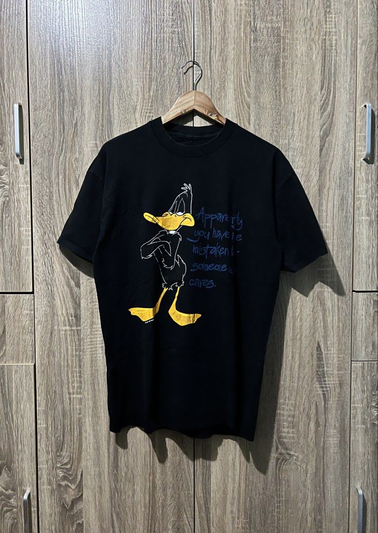 DUFFY DUCK LOONEY TUNES 1996 (Category: Activewear) located in Batangas. Submitted by engr_thrift (Listing ID 1469946997, Image 1). Description: 𝘿𝘼𝙁𝙁𝙔 𝘿𝙐𝘾𝙆 𝙇𝙊𝙊𝙉𝙀𝙔 𝙏𝙐𝙉𝙀𝙎 1996‼️ 📐 Dimension ( inches) Length: 29.5 Width: 22 Issue: cut tag, crack print .